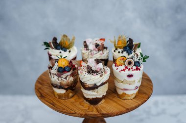 Arka planda çok güzel, lezzetli ıvır zıvırlar var. Tatlı ve tatlı.