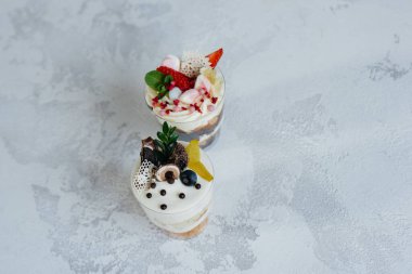 İki güzel ve lezzetli pastanın arka planda yakın plan görüntüsü. Tatlı, sağlıklı yemek.