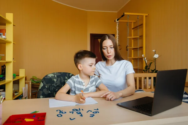 Una Madre Suo Figlio Sono Impegnati Nell Apprendimento Distanza Casa — Foto Stock