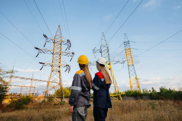 Coletivo Mulheres Funcionários Energia Conduz Uma Inspeção Equipamentos Linhas Poder — Fotografia de Stock