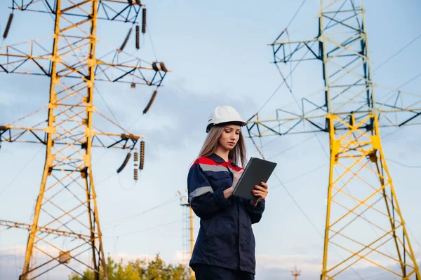 Jovem Trabalhador Engenharia Inspeciona Controla Equipamento Linha Energia Energia — Fotografia de Stock