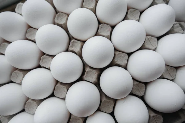 Dienblad Met Witte Verse Eieren Close Een Kartonnen Vorm Landbouwsector — Stockfoto