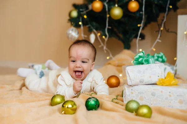 Mignon Bébé Souriant Est Couché Sous Arbre Noël Festif Jouer — Photo