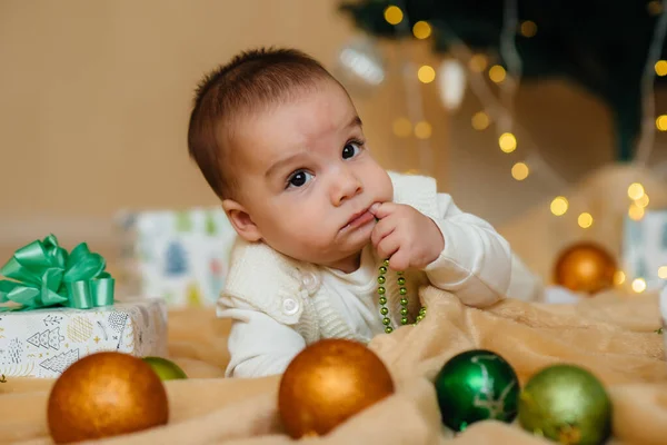 Mignon Bébé Souriant Est Couché Sous Arbre Noël Festif Jouer — Photo