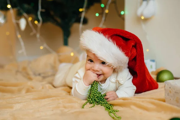 Mignon Bébé Souriant Est Couché Sous Arbre Noël Festif Jouer — Photo