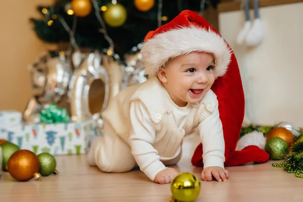 Mignon Bébé Souriant Est Couché Sous Arbre Noël Festif Jouer — Photo