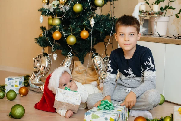 소년과 형제가 크리스마스 밑에서 선물을 가지고 크리스마스 — 스톡 사진