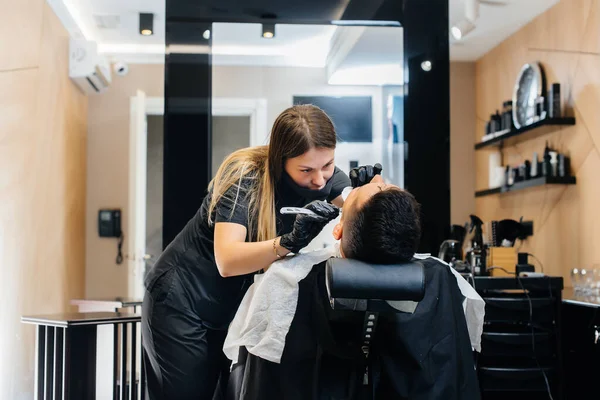 Professional Stylist Modern Stylish Barbershop Shaves Cuts Young Man Hair — Stock Photo, Image