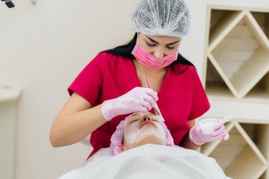 Genç ve güzel bir kızın cildini tazelemek ve kırışıklıklarını gidermek için estetik ameliyat. Kozmetoloji