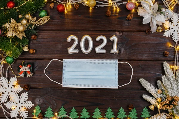 Bruine Kerstachtergrond Versierd Met Feestelijke Kerstdecor Accessoires Slinger Feestelijke Nieuwjaarskaart — Stockfoto