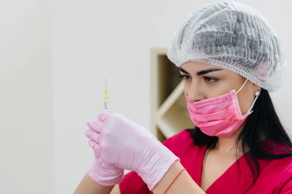 Doctor Stands Syringe Intramuscular Injection Treat Virus Medicine Health Care — Stock Photo, Image