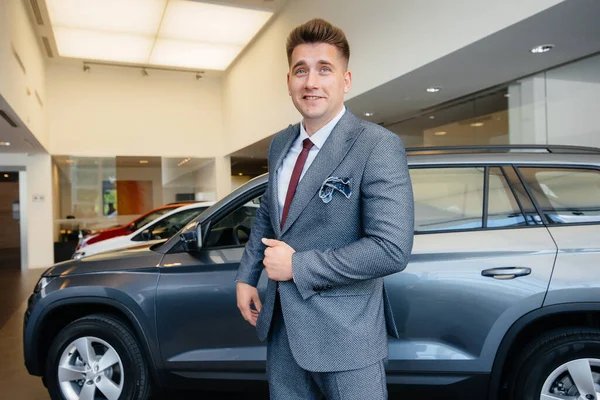 若いビジネスマンは車のディーラーの新しい車を見る 車を買う — ストック写真