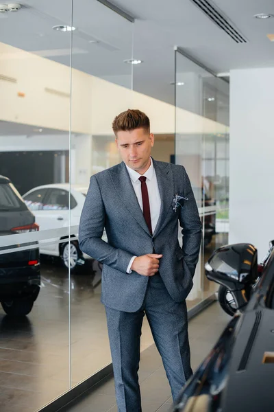 Joven Hombre Negocios Mira Coche Nuevo Concesionario Automóviles Comprar Coche — Foto de Stock