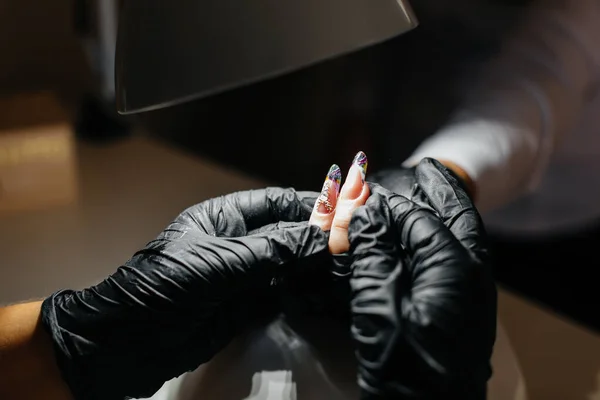 Uma Jovem Fica Com Uma Manicure Close Suas Mãos Salão — Fotografia de Stock