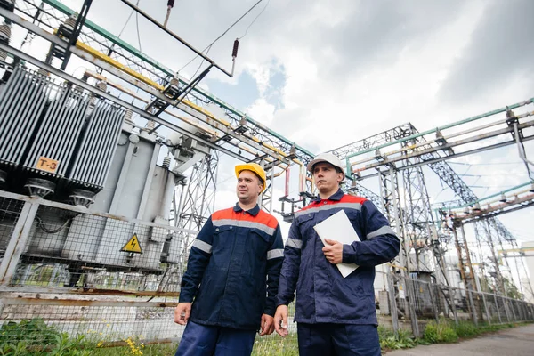 Dois Engenheiros Especializados Subestações Elétricas Inspecionam Equipamentos Modernos Alta Tensão — Fotografia de Stock