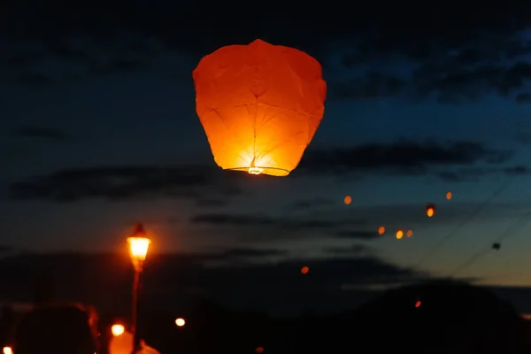 Por Noche Atardecer Las Personas Con Sus Familiares Amigos Lanzan —  Fotos de Stock