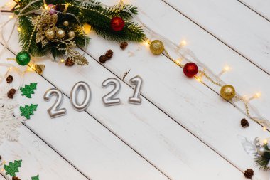 Beyaz Noel arkaplanı şenlikli dekorlar, fenerler, kar taneleri ve Noel ağacı dallarıyla süslenmiş. Noel tebrik kartı. Kış tatili. Mutlu yıllar.