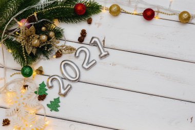 Beyaz Noel arkaplanı şenlikli dekorlar, fenerler, kar taneleri ve Noel ağacı dallarıyla süslenmiş. Noel tebrik kartı. Kış tatili. Mutlu yıllar.