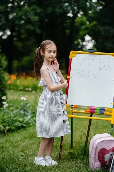 Skolflicka Skriver Lektioner Svarta Tavlan Och Engagerad Utomhusträning Tillbaka Till — Stockfoto