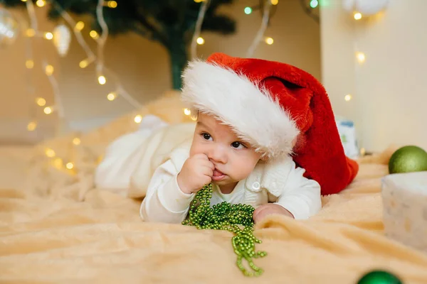 Mignon Bébé Souriant Est Couché Sous Arbre Noël Festif Jouer — Photo