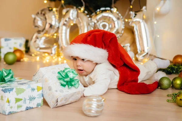 Mignon Bébé Souriant Est Couché Sous Arbre Noël Festif Jouer — Photo