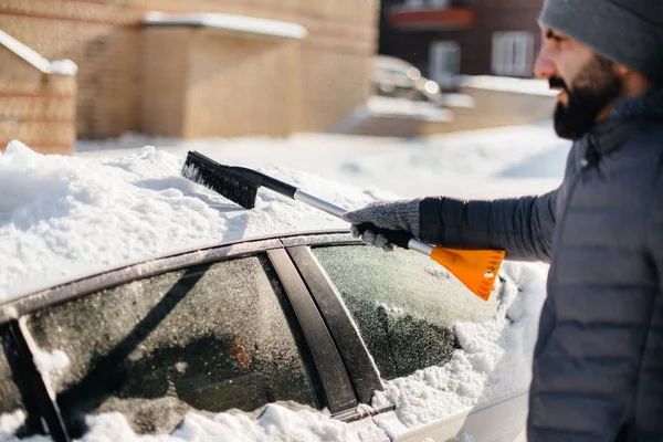 Młody Człowiek Czyści Samochód Śniegu Słoneczny Mroźny Dzień — Zdjęcie stockowe