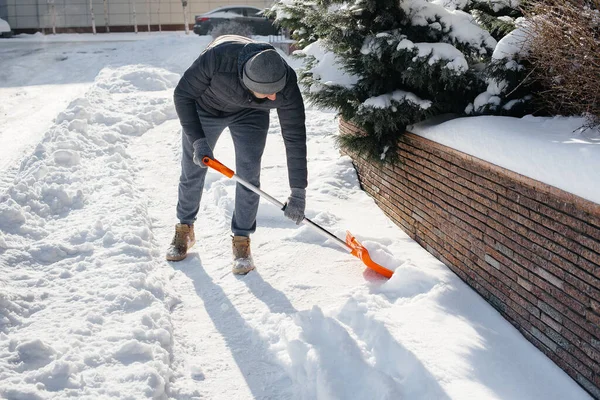 Een Jongeman Ruimt Sneeuw Voor Het Huis Een Zonnige Ijzige — Stockfoto