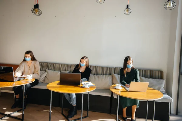 Bir Grup Maskeli Kız Dizüstü Bilgisayarlarla Çalışırken Bir Kafede Sosyal — Stok fotoğraf