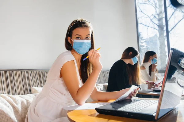 Groupe Filles Masquées Garder Une Distance Sociale Dans Café Lorsque — Photo