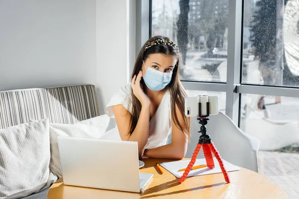 Une Jeune Fille Est Assise Dans Café Dans Masque Dirige — Photo