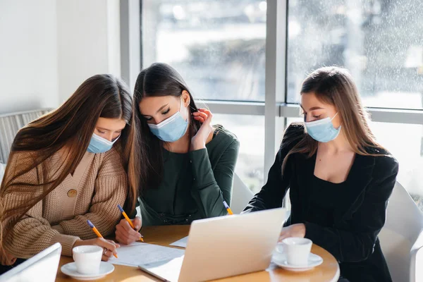 Eine Gruppe Maskierter Mädchen Sitzt Einem Café Und Arbeitet Laptops — Stockfoto