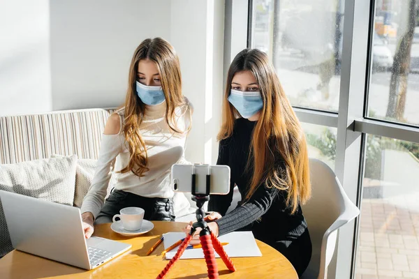 Zwei Junge Mädchen Sitzen Maskiert Einem Café Und Führen Einen — Stockfoto