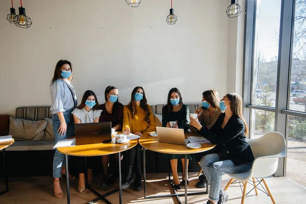 Groupe Filles Masquées Assoient Dans Café Travaillent Sur Des Ordinateurs — Photo