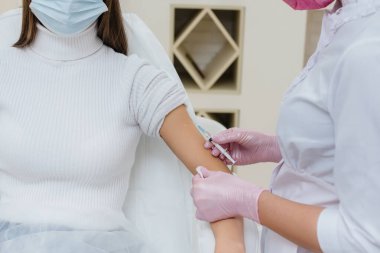 Dünya çapında bir salgın sırasında grip ve koronavirüs enfeksiyonuna karşı bir kızın aşısı. Bağışıklık sisteminin ve antikorların oluşumu.