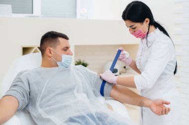 Bir adamın kanı analiz etmek ve virüsleri test etmek için bir damardan alınır. Bağışıklık sisteminin ve antikorların oluşumu.