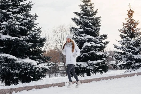 Young Athletic Girl Runs Park Sunny Winter Day Healthy Way — Stock Photo, Image