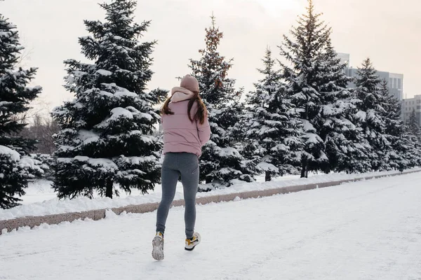 Uma Jovem Atlética Corre Parque Dia Ensolarado Inverno Modo Vida — Fotografia de Stock