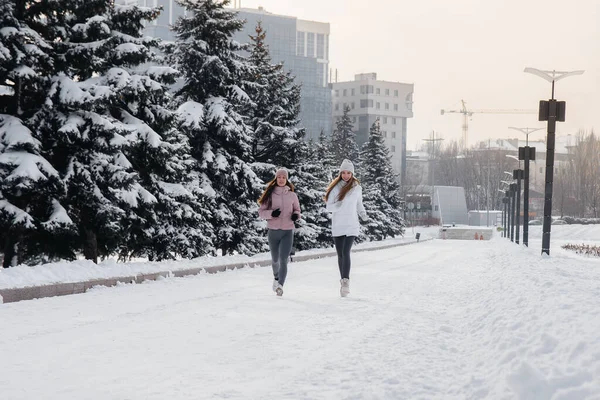 Duas Jovens Atléticas Correndo Parque Dia Ensolarado Inverno Modo Vida — Fotografia de Stock