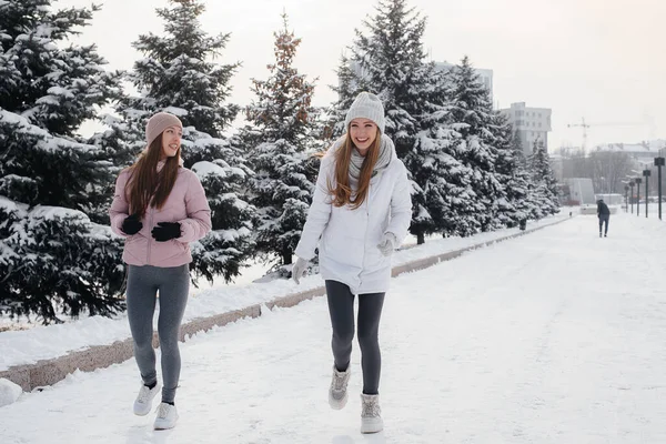 Two Young Athletic Girls Walking Playing Sports Sunny Winter Day — Stock Photo, Image