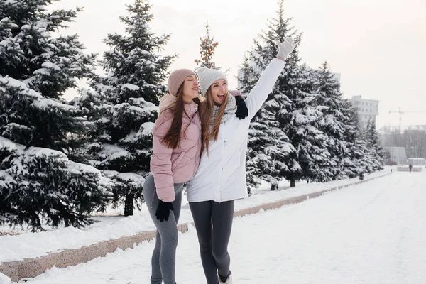 Deux Jeunes Filles Athlétiques Marchant Faisant Sport Par Une Journée — Photo