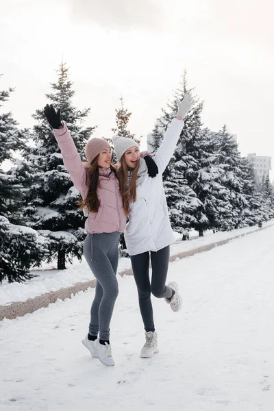 Dwie Młode Atletyczne Dziewczyny Spacerujące Uprawiające Sport Słoneczny Zimowy Dzień — Zdjęcie stockowe