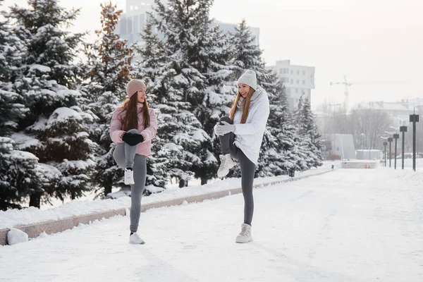 Deux Jeunes Filles Sportives Font Échauffement Avant Courir Par Une — Photo