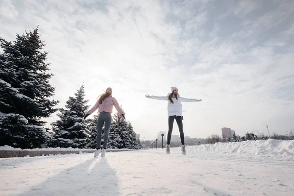Duas Jovens Atléticas Fazem Aquecimento Antes Correr Dia Ensolarado Inverno — Fotografia de Stock