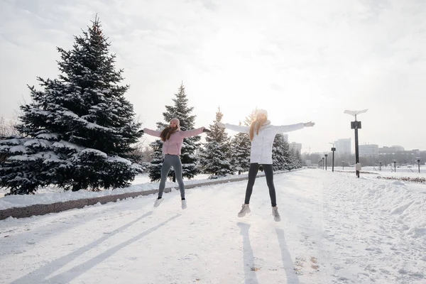 Duas Jovens Atléticas Fazem Aquecimento Antes Correr Dia Ensolarado Inverno — Fotografia de Stock