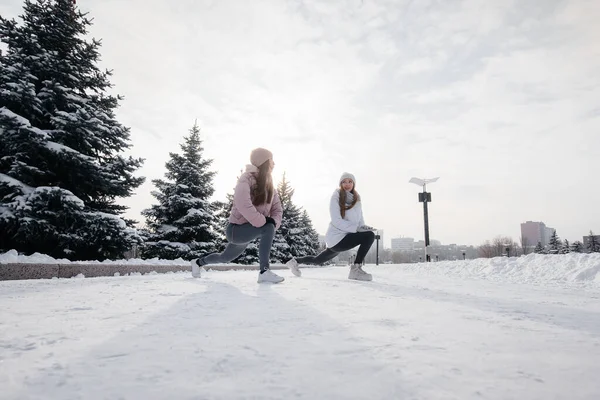 Deux Jeunes Filles Sportives Font Échauffement Avant Courir Par Une — Photo