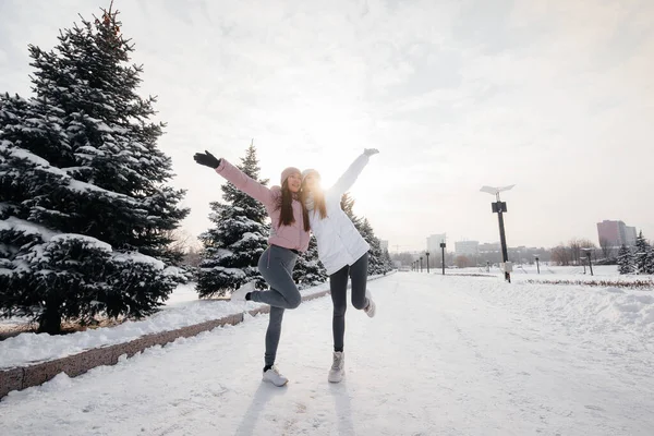 Duas Jovens Atléticas Andando Praticando Esportes Dia Ensolarado Inverno Modo — Fotografia de Stock