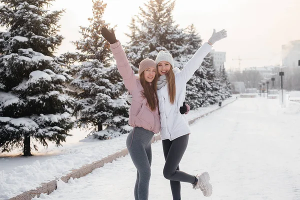 Two Young Athletic Girls Walking Playing Sports Sunny Winter Day — Stock Photo, Image