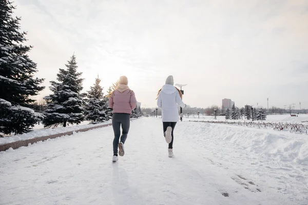 Duas Jovens Atléticas Correndo Parque Dia Ensolarado Inverno Modo Vida — Fotografia de Stock