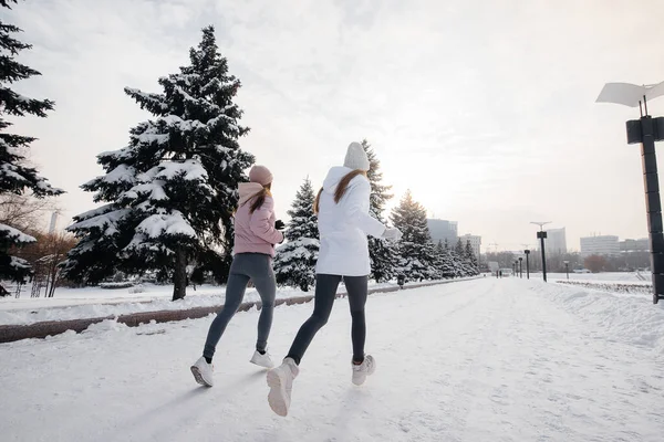 Duas Jovens Atléticas Correndo Parque Dia Ensolarado Inverno Modo Vida — Fotografia de Stock