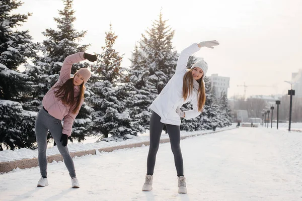 Dos Jóvenes Atléticas Hacen Calentamiento Antes Correr Día Soleado Invierno — Foto de Stock